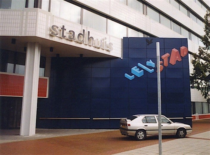 Gemeente Lelystad. Gemeentehuis gevelbelettering
