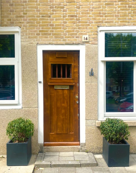 Rivierenbuurt Voorgevel schilderen. Voordeur schilderen.